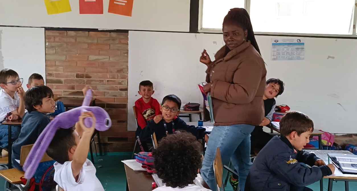 Educación Regenerativa Desarrollando habilidades y pensamiento crítico de manera bilingüe